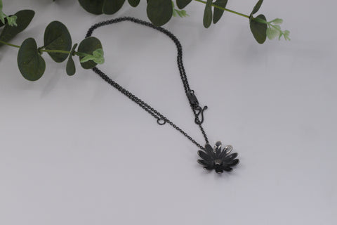 Daisy Flower Pendant Necklace - Large