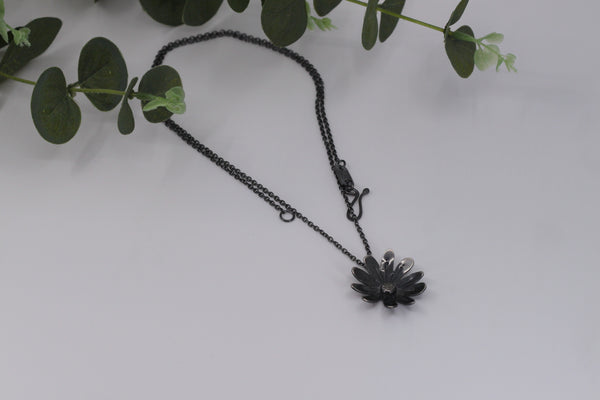 Daisy Flower Pendant Necklace - Large